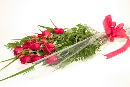 presentation bouquet of a dozen red roses with hyperacid Artfully wrapped in cello and tied with a pretty ribbon.